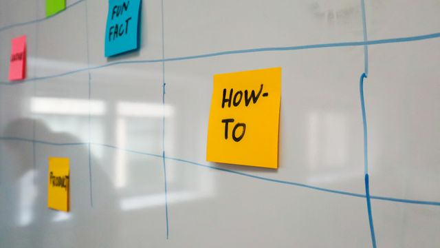 Whiteboard mit bunten Haftnotizen als Kanban-Planung eines Entwicklungsprojekts
