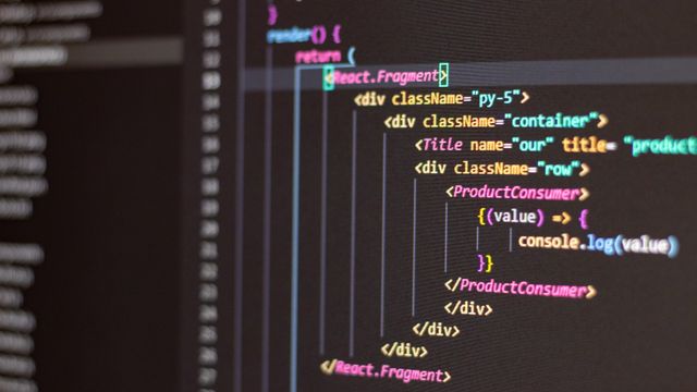React-Komponenten-Code in einem dunklen Code-Editor auf dem Bildschirm
